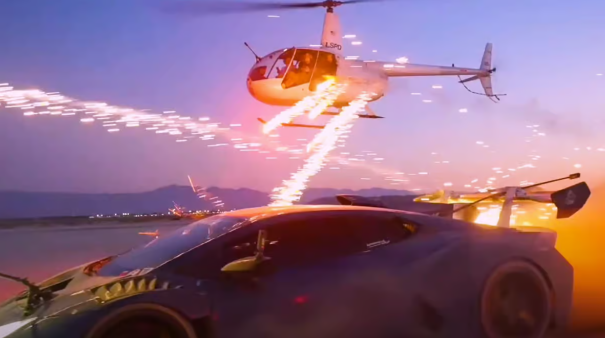 YouTuber enfrenta graves cargos federales por disparar fuegos artificiales desde un helicóptero a un Lamborghini