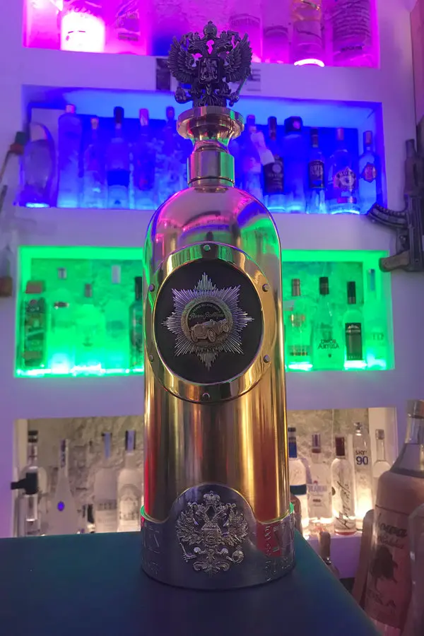 botella de vodka Dartz