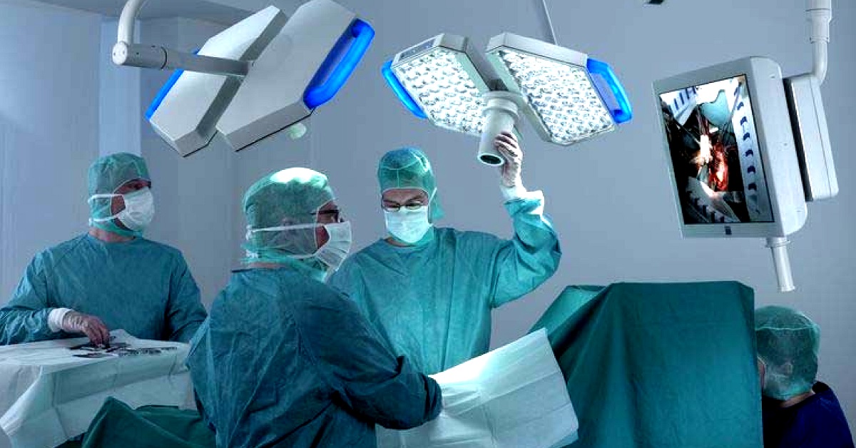 medicos con lamparas quirurgicas