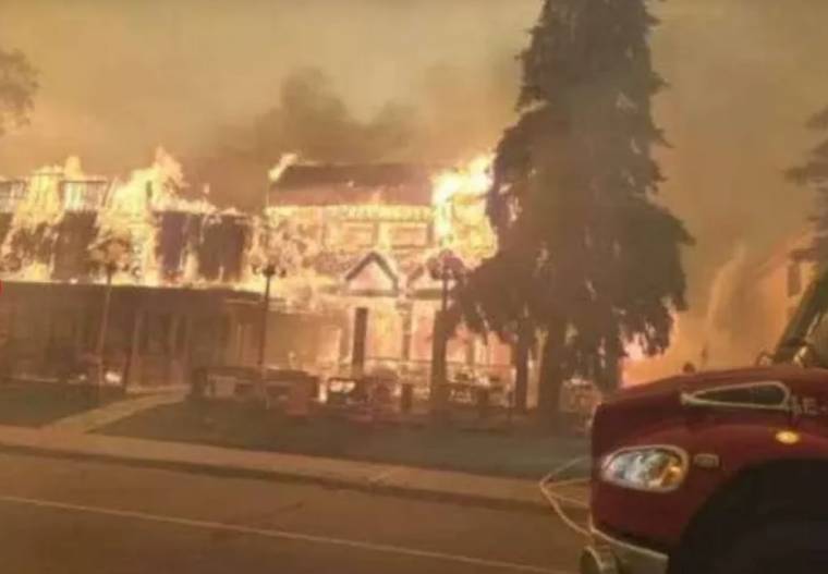 Monstruoso incendio forestal arrasa a la ciudad Jasper, en Canadá