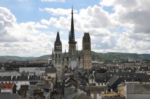 La emblemática Catedral de Rouen en Francia se incendia