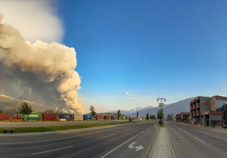 Monstruoso incendio forestal arrasa a la ciudad Jasper, en Canadá