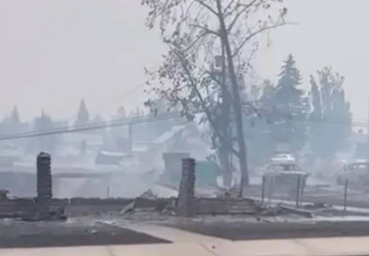 Monstruoso incendio forestal arrasa a la ciudad Jasper, en Canadá