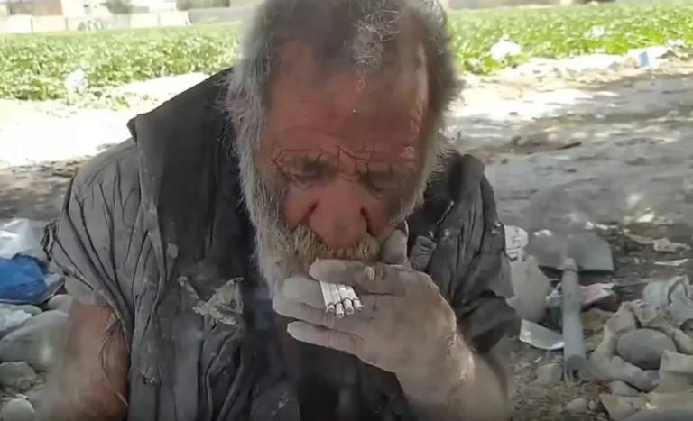 Amou Haji: el hombre que se negó a bañarse por más de 60 años 6 Amou Haji: el hombre que se negó a bañarse por más de 60 años