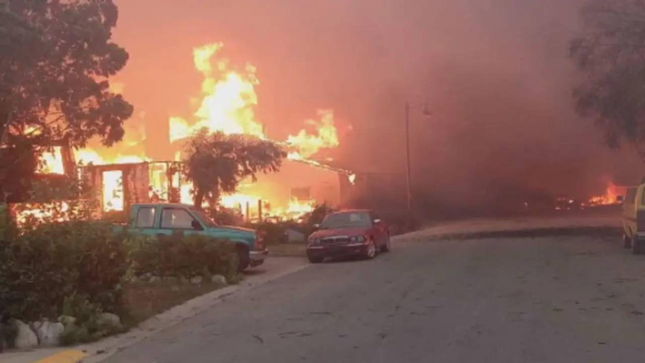 Monstruoso incendio forestal arrasa a la ciudad Jasper, en Canadá