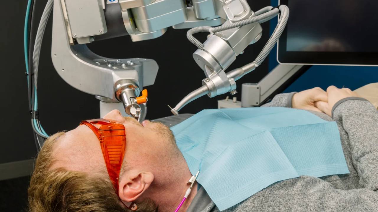 Robot realiza por primera vez una operación dental