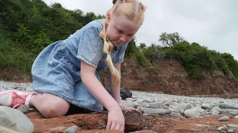 Una niña descubre huellas de dinosaurio de 200 millones de años durante un paseo por la playa