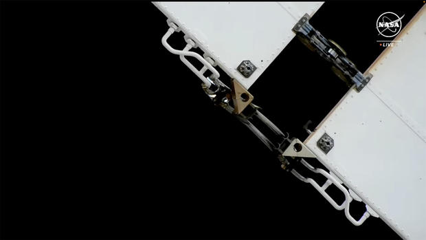 Cosmonauta encuentra una mancha creciendo fuera de la Estación Espacial Internacional y le advierten que huya de inmediato