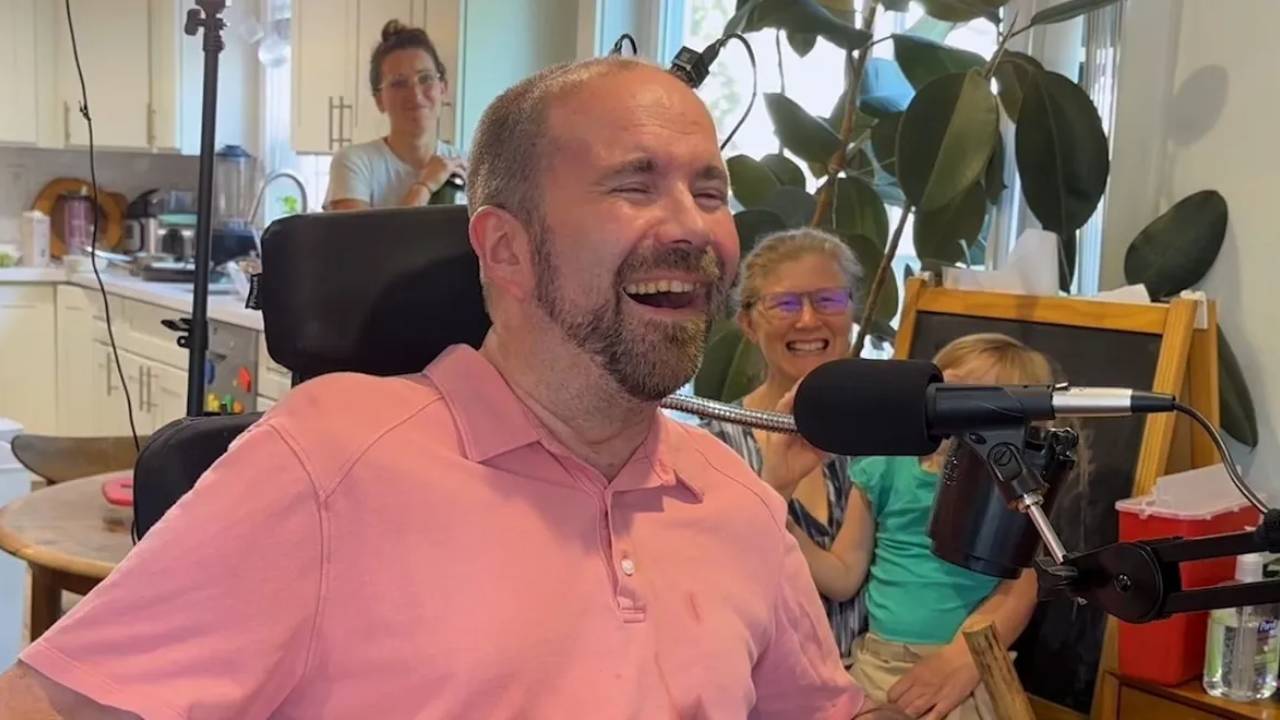 Un implante cerebral devuelve la voz a un paciente con ELA