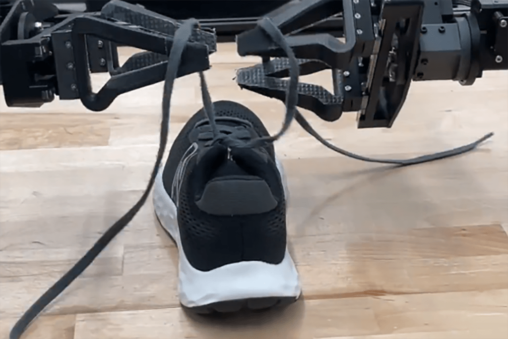 Google DeepMind enseñó a un robot a atarse los zapatos y a reparar a otros robots