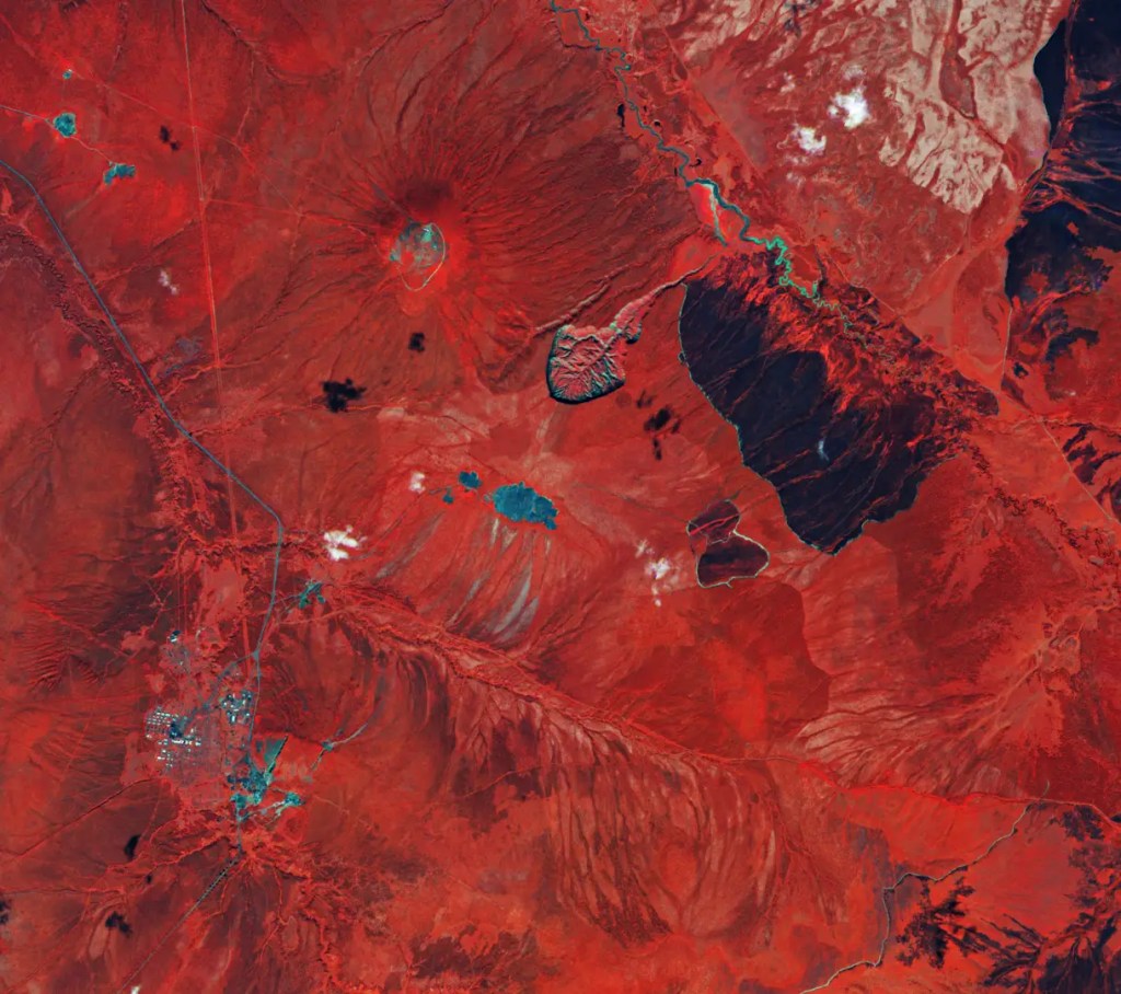 Las imágenes satelitales de 1999 y 2017 muestran cuánto ha crecido la megacaída de Batagay (y cuánto han mejorado las imágenes satelitales). (Observatorio de la Tierra de la NASA/Jesse Allen/datos Landsat del Servicio Geológico de Estados Unidos)