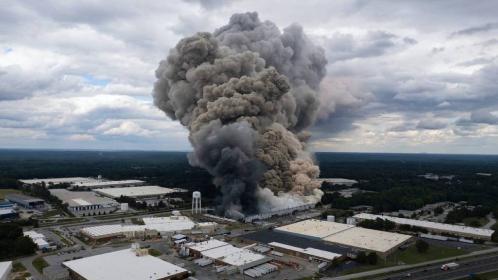 Incendio en planta química de Georgia: evacuaciones y confinamiento ante el peligro latent