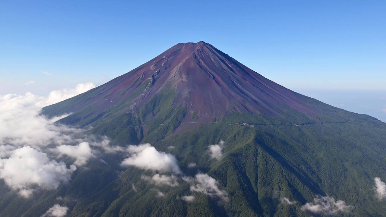 El Monte Fuji sigue sin nieve en su cima, rompiendo récords previos y alertando a los expertos