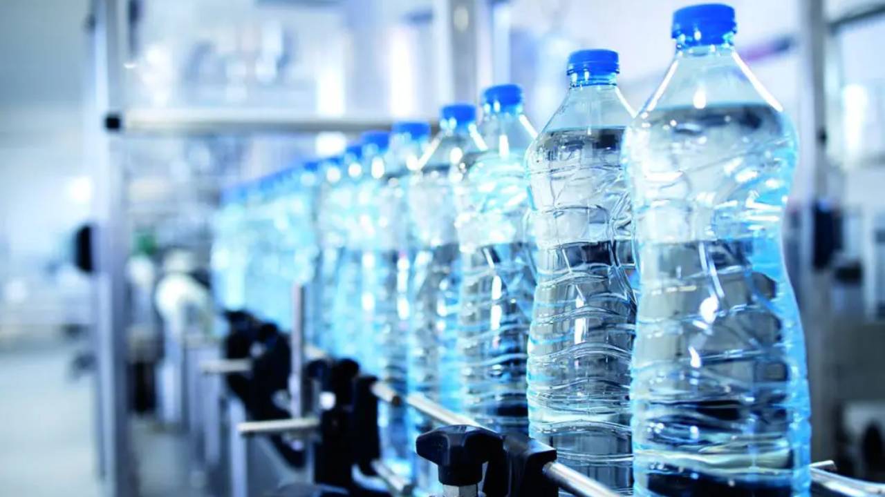 Descubren que hay sustancias químicas permanentes en el 99% del agua