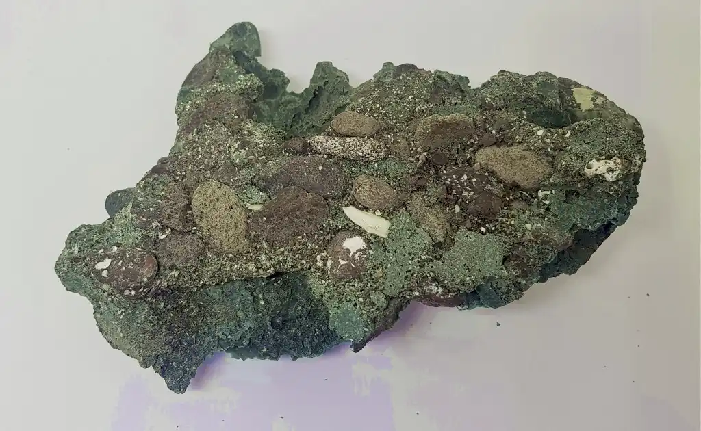 Rocas de plástico encontradas en una isla de Brasil aterra a los expertos