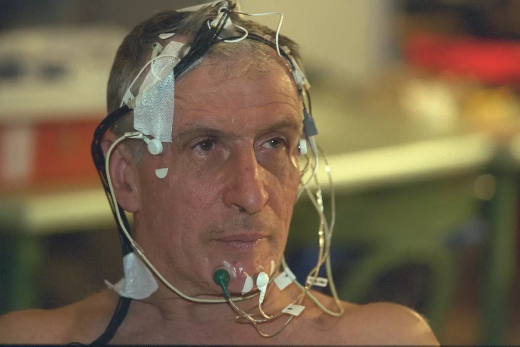 Michel Siffre y el descubrimiento del tiempo humano: Un experimento en la oscuridad 3 Michel Siffre y el Descubrimiento del Tiempo Humano: Un Experimento en la Oscuridad