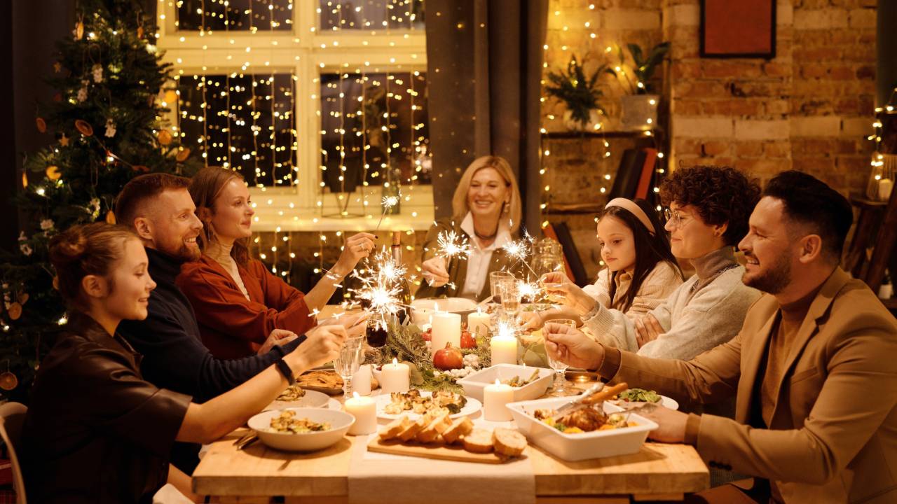 Cómo lidiar con el teórico de la conspiración que difunde desinformación durante estas fiestas