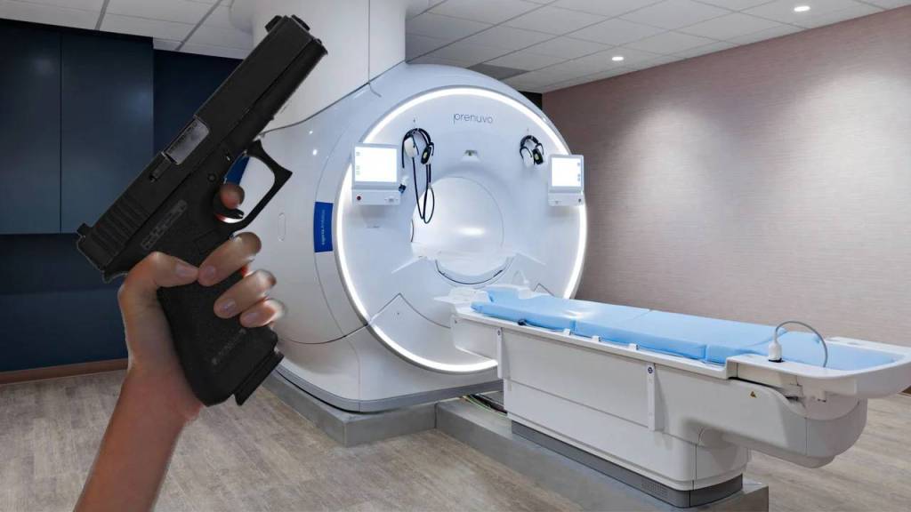 Mujer lleva un arma oculta a una resonancia magnética y sucedió lo peor