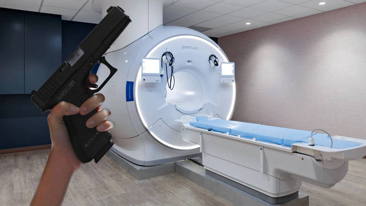 Mujer lleva un arma oculta a una resonancia magnética y sucedió lo peor