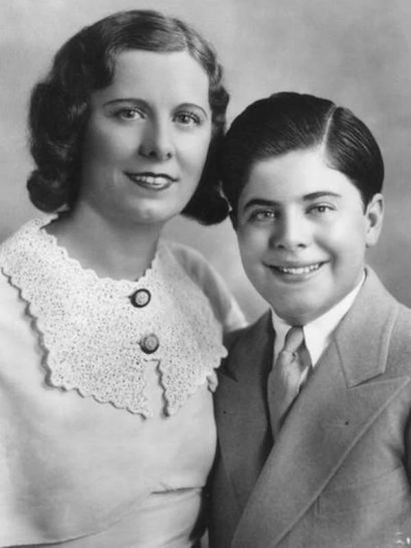 Albert Francis Capone (centro) recibe una pelota de béisbol firmada por Gabby Hartnett (izquierda), jugador de los Chicago Cubs, según lo solicitado por su padre (derecha). 1931.