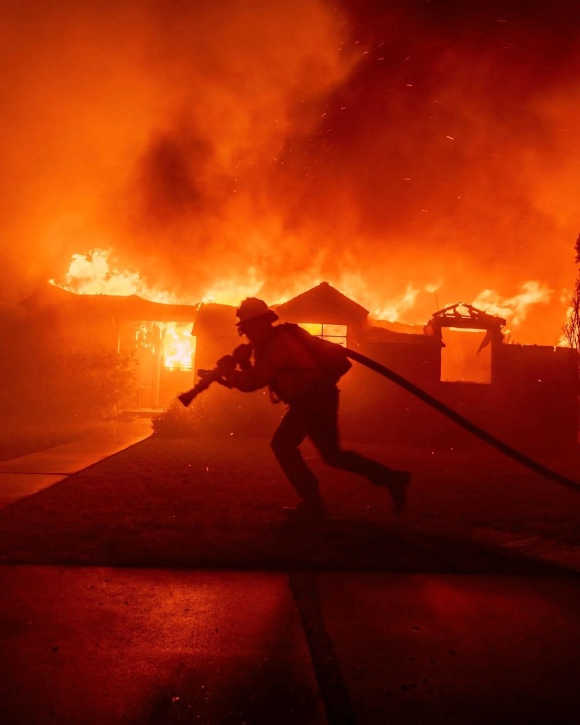 Desplegaron casi 800 bomberos encarcelados para combatir los incendios forestales de Los Ángeles 2 Desplegaron casi 800 bomberos encarcelados para combatir los incendios forestales de Los Ángeles