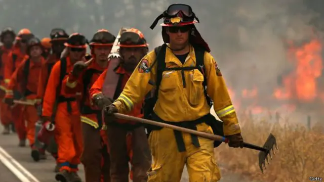 Desplegaron casi 800 bomberos encarcelados para combatir los incendios forestales de Los Ángeles 3 Desplegaron casi 800 bomberos encarcelados para combatir los incendios forestales de Los Ángeles