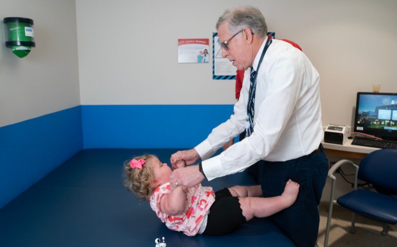 Bebé se convierte en el primer humano que recibe tratamiento para rara enfermedad genética aún estando en el útero