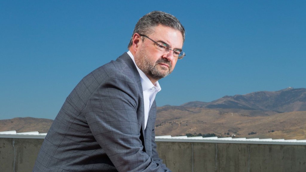 Chris Long y como un trasplante de médula ósea modificó su ADN por completo